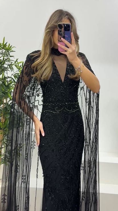 Siyah V Yaka Kısa Kollu, Pelerinli Abiye Elbise