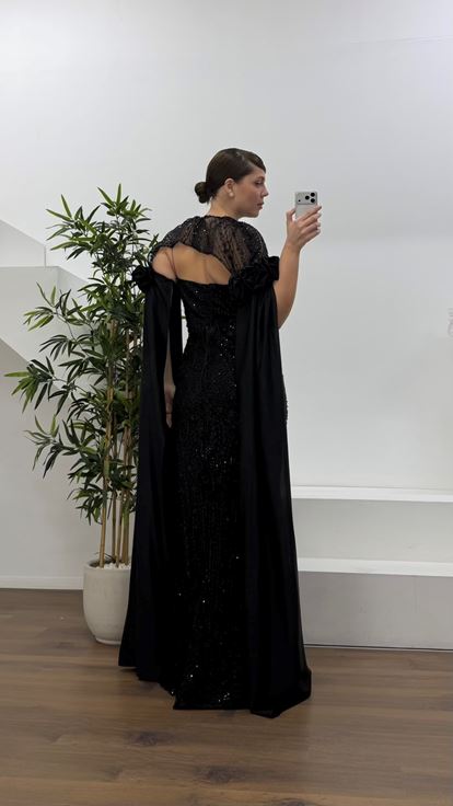 Siyah Çiçek Detaylı Uzun Saten Pelerin Kollu Büyük Beden Abiye Elbise