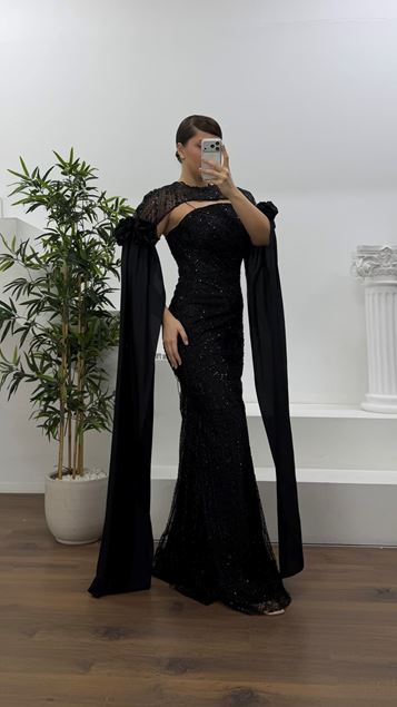 Siyah Çiçek Detaylı Uzun Saten Pelerin Kollu Büyük Beden Abiye Elbise