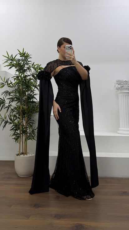 Siyah Çiçek Detaylı Uzun Saten Pelerin Kollu Büyük Beden Abiye Elbise