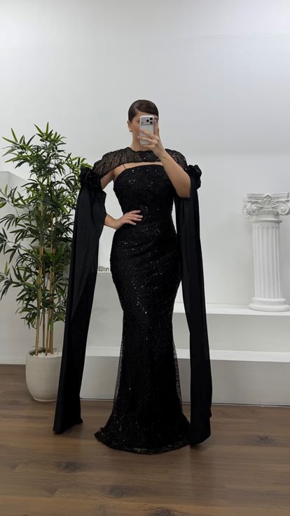 Siyah Çiçek Detaylı Uzun Saten Pelerin Kollu Büyük Beden Abiye Elbise