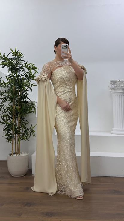 Gold Çiçek Detaylı Uzun Saten Pelerin Kollu Büyük Beden Abiye Elbise