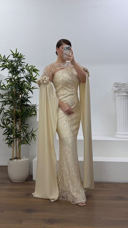 Gold Çiçek Detaylı Uzun Saten Pelerin Kollu Büyük Beden Abiye Elbise