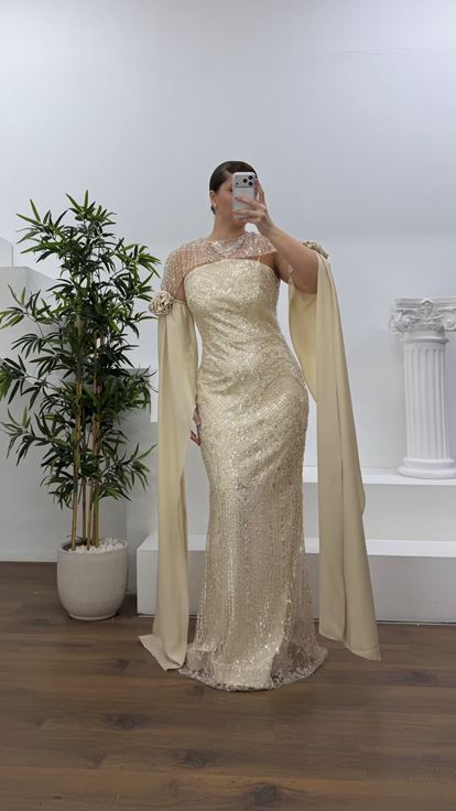 Gold Çiçek Detaylı Uzun Saten Pelerin Kollu Büyük Beden Abiye Elbise