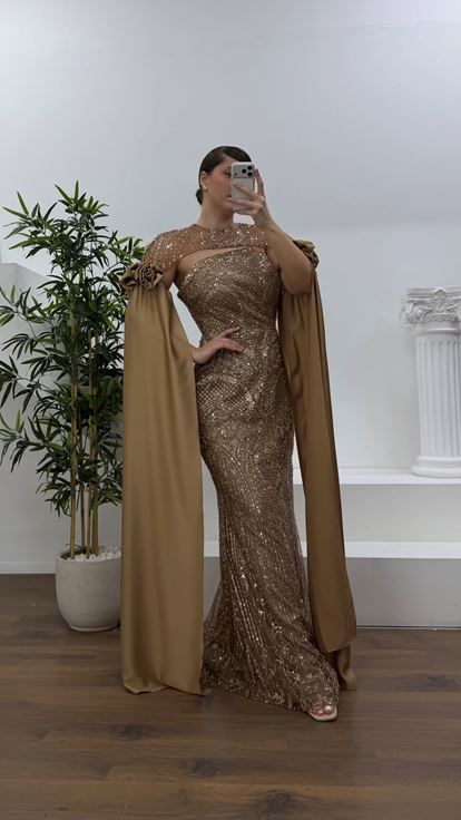 Kahverengi Çiçek Detaylı Uzun Saten Pelerin Kollu Büyük Beden Abiye Elbise