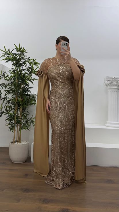 Kahverengi Çiçek Detaylı Uzun Saten Pelerin Kollu Büyük Beden Abiye Elbise