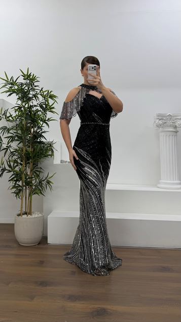 Vestido de noche negro de talla grande con cuello halter  detalle de chal y lentejuelas