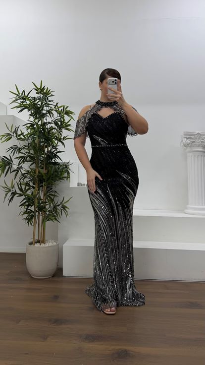 Siyah Halter Yaka Şal Detaylı Pul Payet Büyük Beden Abiye Elbise