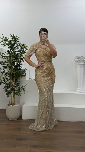 Vestido de noche dorado con cuello halter  detalle de chal y lentejuelas  talla grande