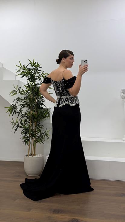 Siyah Düşük Kol İnci Detaylı Peplum Kesim Büyük Beden Abiye Elbise