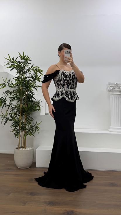 Siyah Düşük Kol İnci Detaylı Peplum Kesim Büyük Beden Abiye Elbise