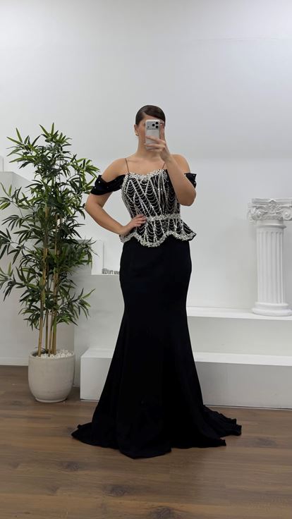 Siyah Düşük Kol İnci Detaylı Peplum Kesim Büyük Beden Abiye Elbise