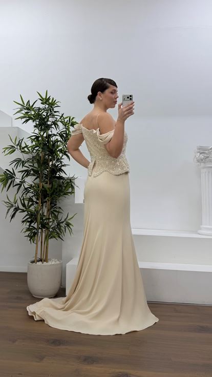 Vestido de noche peplum con detalle de perlas y mangas caídas doradas  talla grande