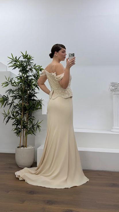 Vestido de noche peplum con detalle de perlas y mangas caídas doradas  talla grande