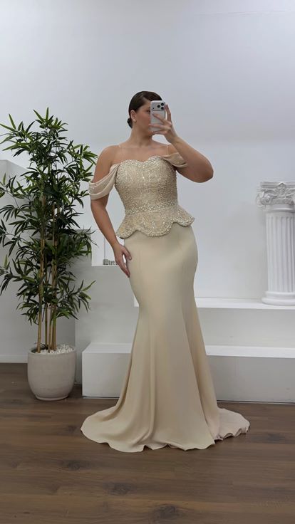 Vestido de noche peplum con detalle de perlas y mangas caídas doradas  talla grande