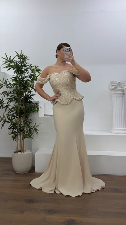 Vestido de noche peplum con detalle de perlas y mangas caídas doradas  talla grande