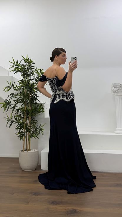 Vestido de noche azul marino de talla grande  estilo peplum  con detalle de perlas y mangas caídas