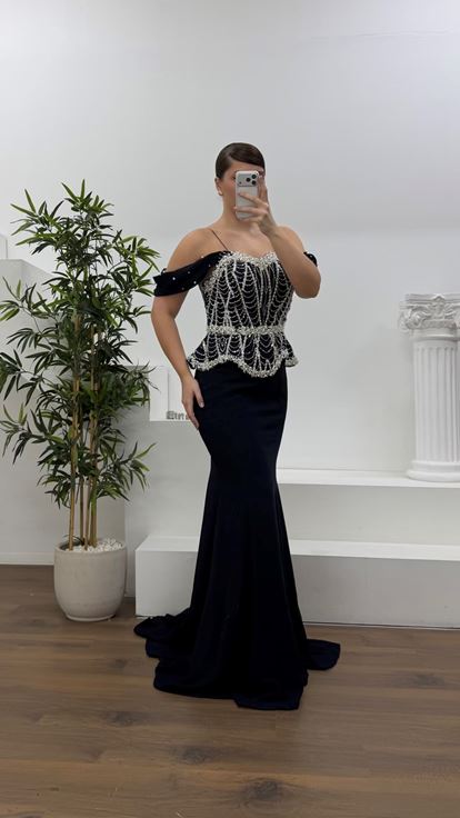 Vestido de noche azul marino de talla grande  estilo peplum  con detalle de perlas y mangas caídas