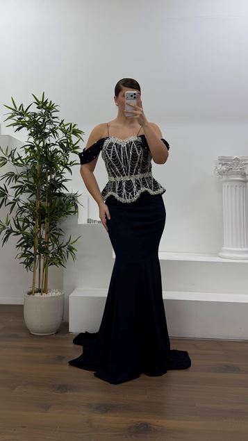 Vestido de noche azul marino de talla grande  estilo peplum  con detalle de perlas y mangas caídas