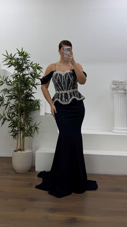 Vestido de noche azul marino de talla grande  estilo peplum  con detalle de perlas y mangas caídas