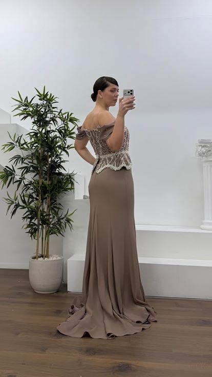 Kahverengi Düşük Kol İnci Detaylı Peplum Kesim Büyük Beden Abiye Elbise