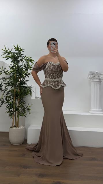 Vestido de noche peplum marrón de talla grande con mangas caídas y detalles de perlas
