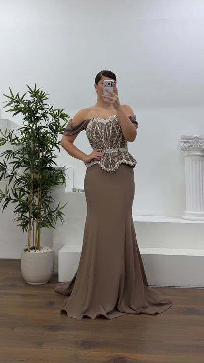 Kahverengi Düşük Kol İnci Detaylı Peplum Kesim Büyük Beden Abiye Elbise