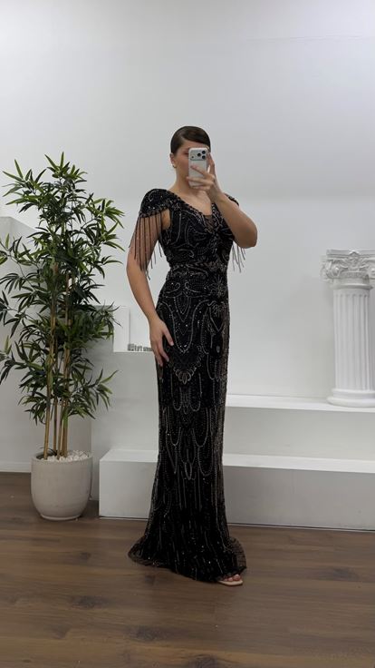 Siyah V Yaka   Zincir Püskül Detaylı Abiye Elbise