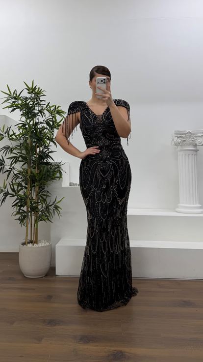 Siyah V Yaka   Zincir Püskül Detaylı Abiye Elbise