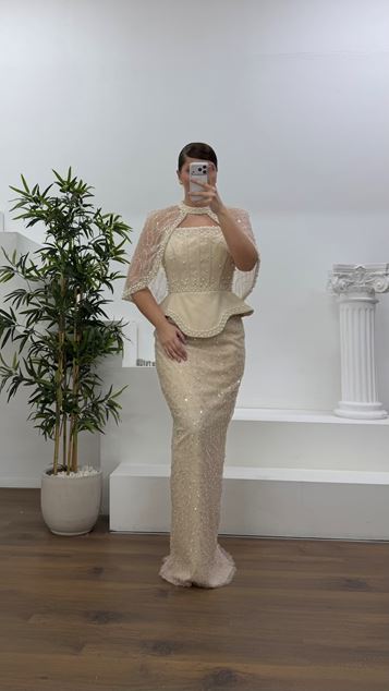 Vestido de noche dorado sin tirantes  con capa de lentejuelas  talla grande