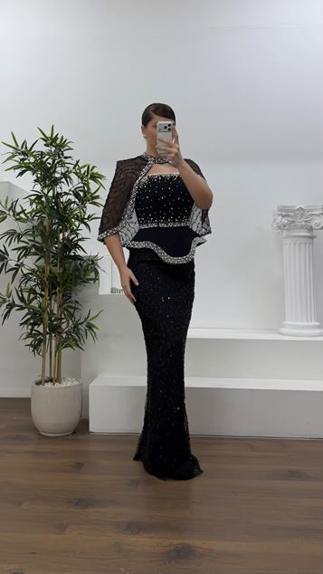 Vestido de noche negro sin tirantes  de talla grande  con lentejuelas y capa