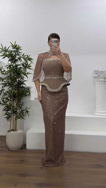 Vestido de noche marrón sin tirantes  de talla grande  con lentejuelas y capa