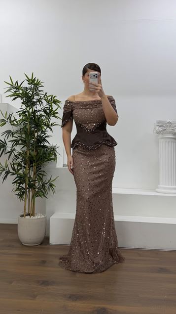 Vestido de noche marrón con hombros descubiertos  capas  corsé  lentejuelas  talla grande