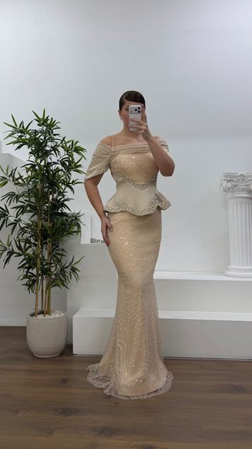 Vestido de noche dorado con hombros descubiertos  capas  estilo corsé  lentejuelas  talla grande