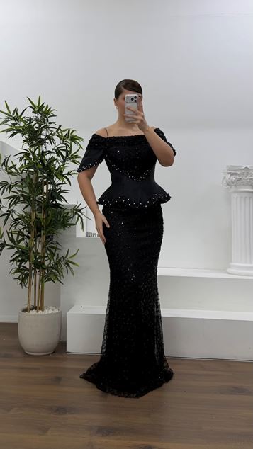 Vestido de noche negro con hombros descubiertos  tirantes  capas  forma de corsé  lentejuelas  talla grande