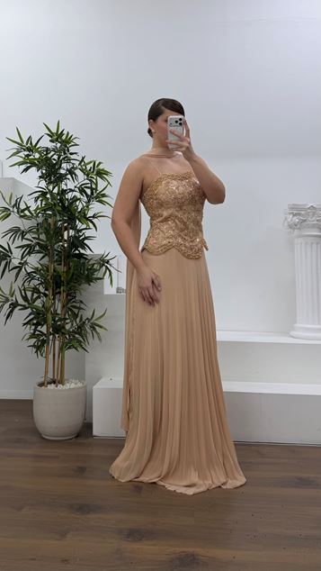 Vestido de noche largo de gasa con escote de corazón dorado y cuentas  talla grande