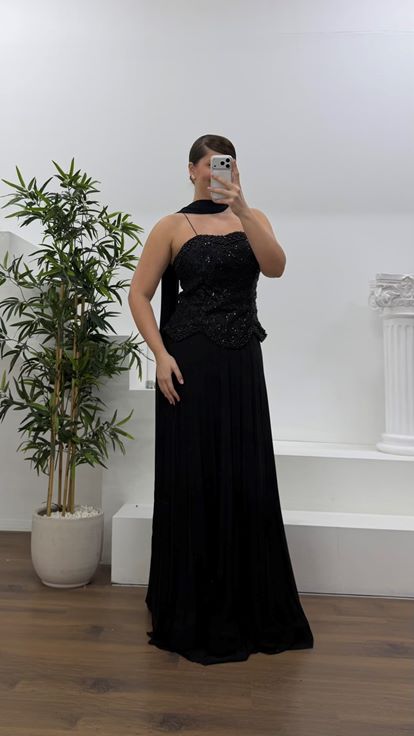 Siyah Kalp Yaka Boncuk İşlemeli Şifon Etekli Uzun Büyük Beden Abiye Elbise