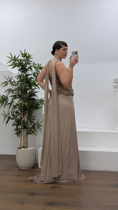 Kahverengi Kalp Yaka Boncuk İşlemeli Şifon Etekli Uzun Büyük Beden Abiye Elbise