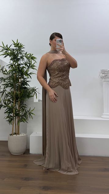 Vestido de noche largo de gasa con escote de corazón marrón y cuentas  talla grande