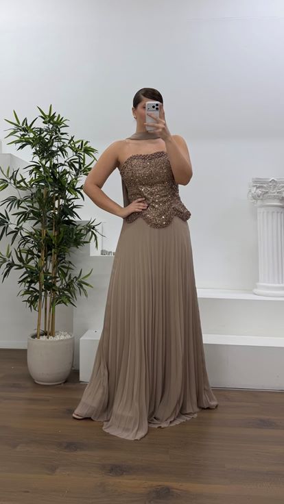 Kahverengi Kalp Yaka Boncuk İşlemeli Şifon Etekli Uzun Büyük Beden Abiye Elbise