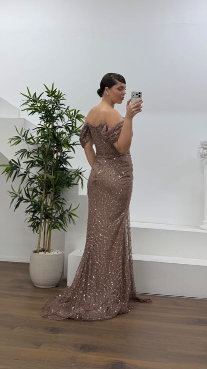 Kahverengi Drapeli Göğüs Yandan Dökümlü Kol Pul Payet Büyük Beden Abiye Elbise