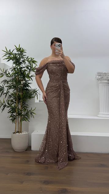 Vestido de noche marrón de talla grande con escote drapeado  mangas laterales y adornos de lentejuelas
