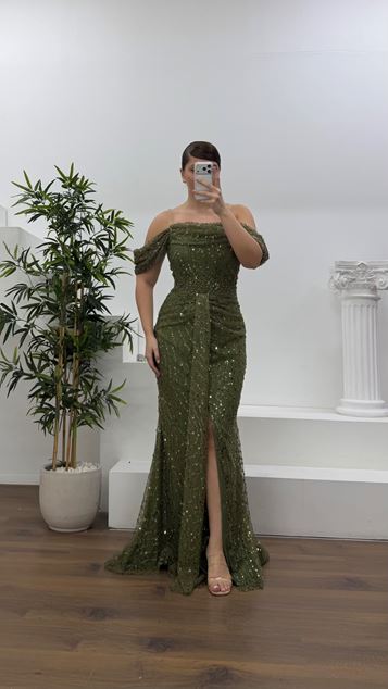 Vestido de noche de talla grande con escote drapeado  mangas laterales y lentejuelas  color caqui