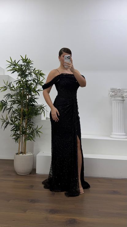 Siyah Drapeli Göğüs Yandan Dökümlü Kol Pul Payet Büyük Beden Abiye Elbise