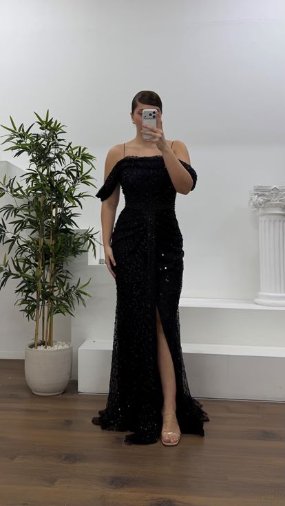 Siyah Drapeli Göğüs Yandan Dökümlü Kol Pul Payet Büyük Beden Abiye Elbise