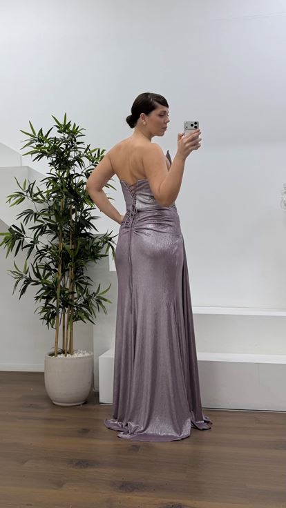 Lila Asimetrik Kavis Drapeli Straplez Büyük Beden Abiye Elbise