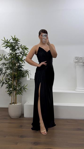 Vestido de noche negro asimétrico  curvo  drapeado  sin tirantes  talla grande