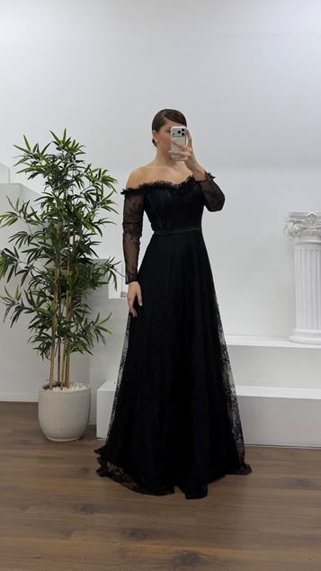 Vestido de noche de talla grande con detalles de lunares negros brillantes y escote corazón