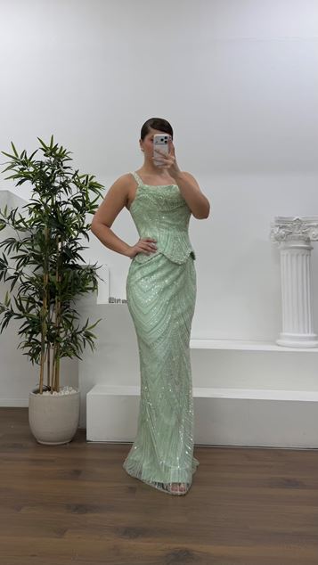 Vestido de noche de talla grande con tirantes gruesos y detalle de peplum con estampado de ondas en color menta