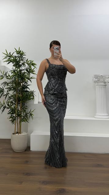 Vestido de noche antracita con detalle de peplum y ondas en forma de ondas  con tirantes gruesos  talla grande